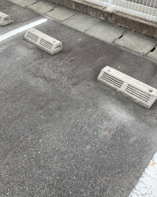 駐車場が凸凹になる原因とは？放置すると危険なサインを徹底解説